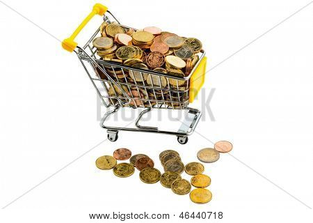 ein Einkaufswagen ist gefüllt mit gut-Euro-Münzen, symbolische Foto für Kaufkraft und Konsum