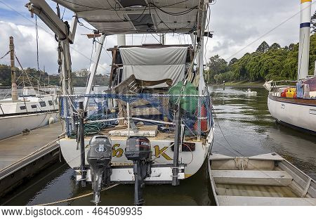 Brisbane, Queensland, Australia - August 2022: A Boat Moored At A Pontoon The Brisbane River, Overla