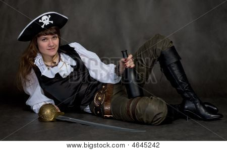 Dziewczyna - pirat z Rapier i butelki