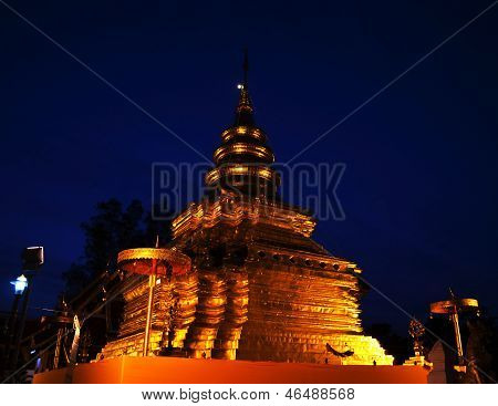 Phra aquele fio dental Jom de Sri antes do amanhecer, série 1_5, pagode dourada no Spot de luz, Chiang Mai