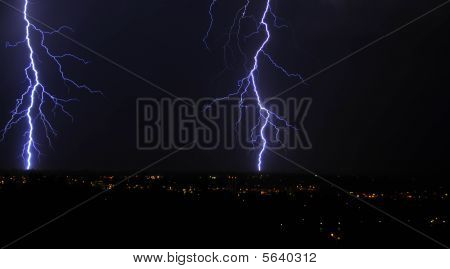 Blesky nad městem