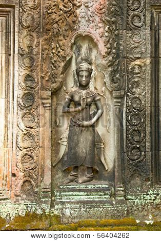 Kabartma kadın dansçı mahkeme Prasat Ta Prum Tapınağı Angkor Wat, Siem Reap, Kamboçya'da.