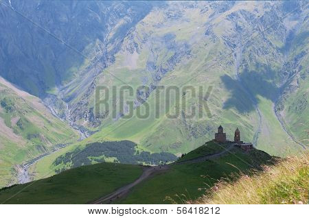 Iglesia de la Trinidad Gergeti y las montañas del Cáucaso, Georgia