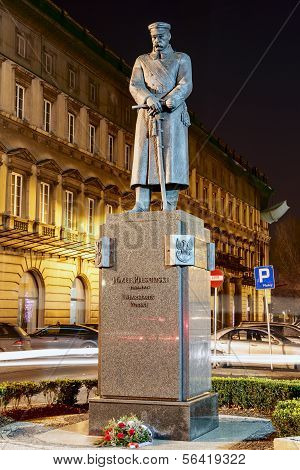 โจเซฟ Pilsudski อนุสาวรีย์ในยามค่ำคืนในวอร์ซอ