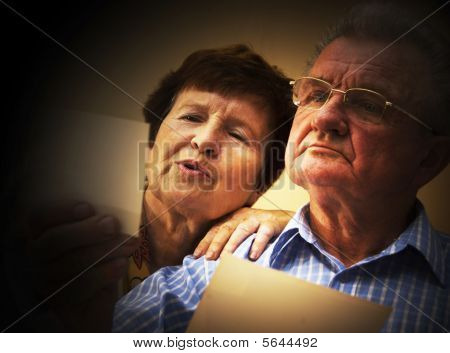 Senior paar kijken naar oude foto's.