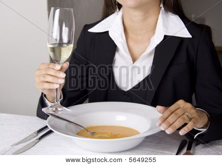Mulher de negócios está almoçando