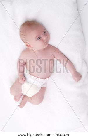 Mały Baby Boy Lyng na biały ręcznik