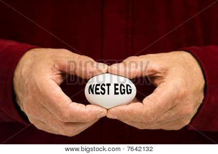 Man houdt de witte ei met Nest ei geschreven op het