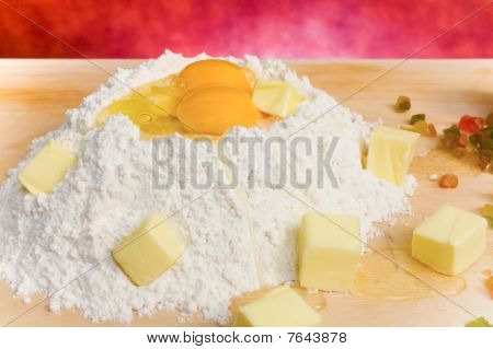 Мука, яйца и сливочное масло - крупным планом
