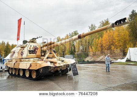 The 152 mm howitzer 2S19M1 