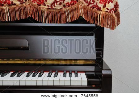 Piano droit avec une vue imprenable du clavier