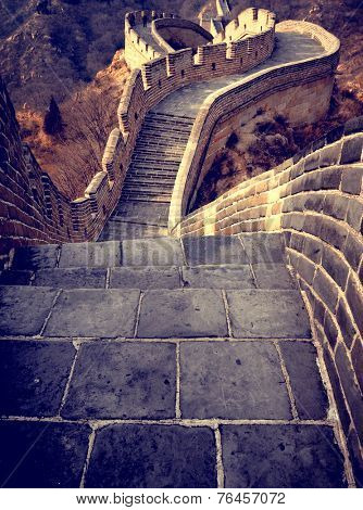 Detail of the wall as it meandrs across the rough terrain.