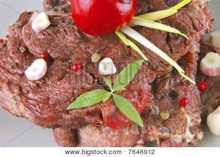 Servita carne di manzo sul piatto grigio