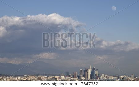 Viharos égen, és a Wolfmoon több mint Downtown Los Angeles
