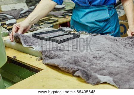 Image of worker puts templet on pelt