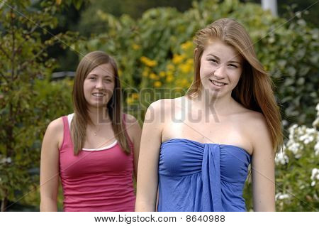Weibliche Teenager im freien