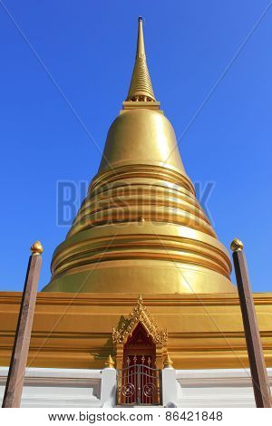 golden pagoda at mahannapharam temple in bangkok