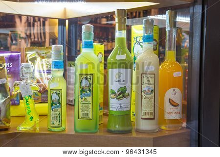Traditional Italian Speciality Limoncello Liqueur Bottles For Sale