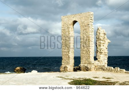 Alte Arch - Ruinen über Seashore