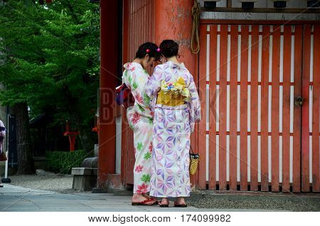 Japanese Women People Wear Traditional Japanese Clothing (kimono And Yukatas)
