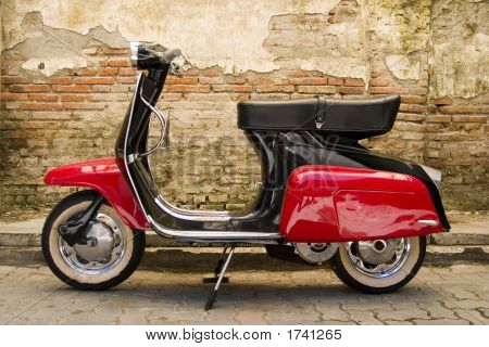 En rød sort Scooter