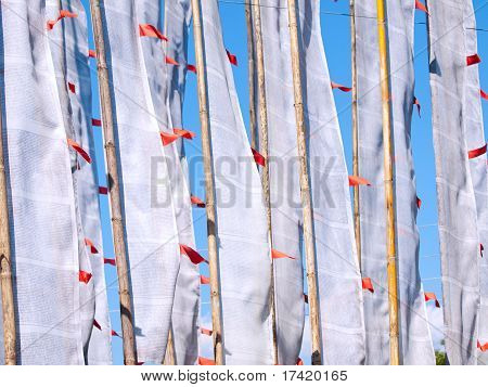 ธงสีขาวขนาดใหญ่อธิษฐานผ่านฟ้าใส
