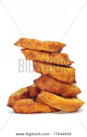 en bunke af torrijas, typisk Lent spanske sweet, på en hvid baggrund