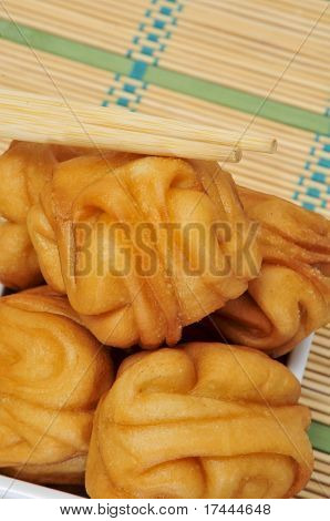 Nærbillede af nogle mantou og et par spisepinde