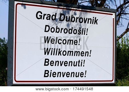 Signalization in Dubrovnik saying in Welcome in English, Bienvenue (Français/French), Dobrodošli (Croatian), Willkommen (German) and Benvenuti (Italien)