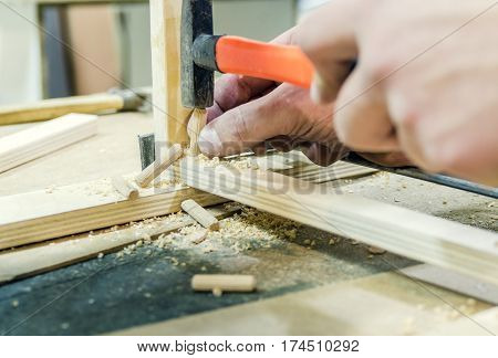 Bonding and assembly of furniture on the wooden pins