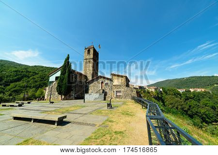 Castellfollit de la Roca, The village's narrow alleys lead to the old church of Sant Salvador, on the edge of the cliff, where there is a viewpoint with wonderful views.