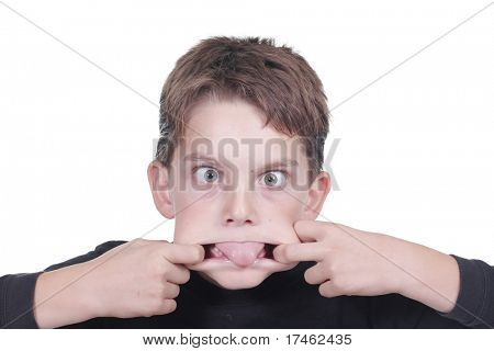 Niño haciendo una cara graciosa