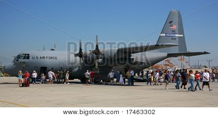 Militære fly C-17 med tilskuerne hele vejen rundt.