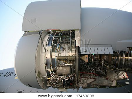 Åbnet sidekig af C-17 militære flymotor