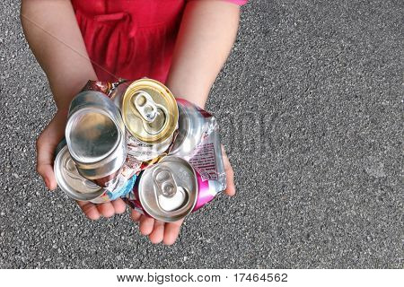 어린이 손에 재활용 알루미늄 캔
