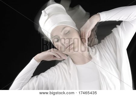 Sufi kvindelige dans, hvid på sort, motion blur