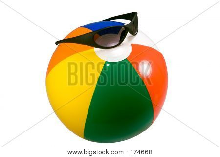 Pelota de playa con gafas de sol