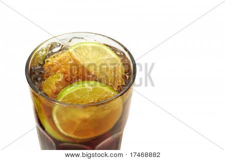 Refresco Highball bebida de Ron, Vodka, Ginebra, Tequila, Cola y limón. Aislado en blanco Backg