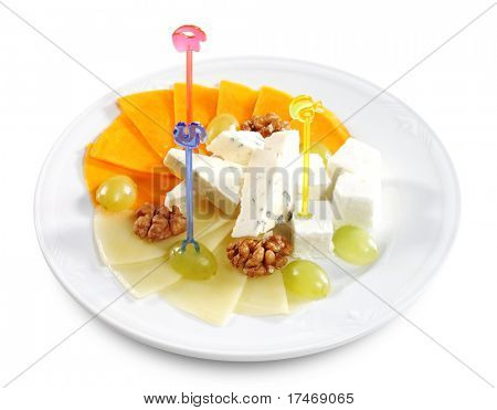 Formaggi assortiti piatto servito con noce circasso