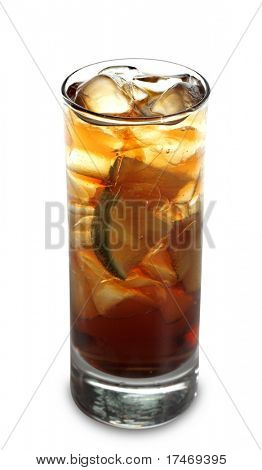 Cóctel - Cognac con cal en vaso con hielo. Aislado sobre fondo blanco