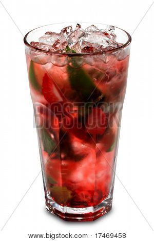 Rosso Cocktail Mohito con Energy Drink e bacche e calce. Isolated on White Background