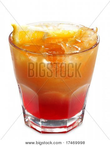 ค็อกเทลแอลกอฮอล์ Campari ขมและน้ำส้มได้ แยกต่างหากบนพื้นหลังสีขาว