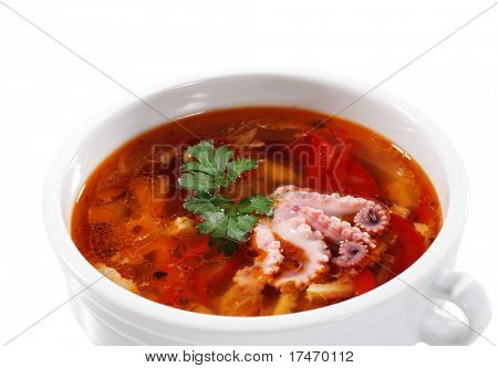 Russo e ucraniano cozinha - peixe Solyanka é grosso, picante e sopa azeda. Isolado no branco Bac