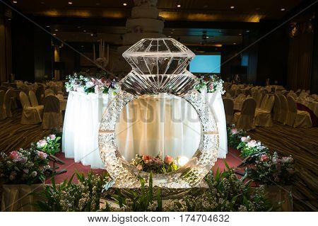diamond ring ice sculpture in the wedding ceremony
