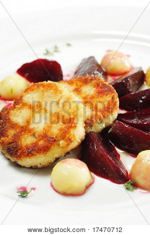 Confit de galinha (rolos de frango) com beterraba em conserva