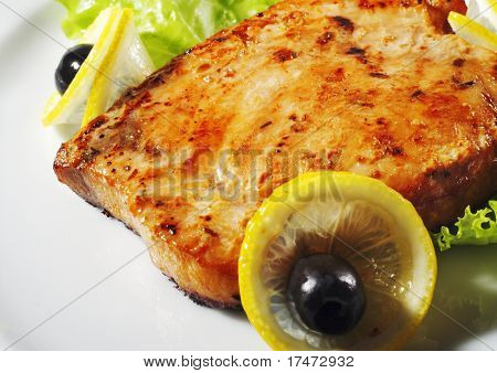 Heiße Fischgericht - Fisch Steak mit frischem Salat Leaf und Oliven