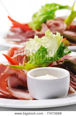 เนื้อเย็นจาน - จานเนื้อกับใบสลัดผักสดและผักดองหั่นบาง ๆ