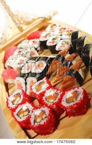 Cocina japonesa - barco de madera con varios tipo de Sushi