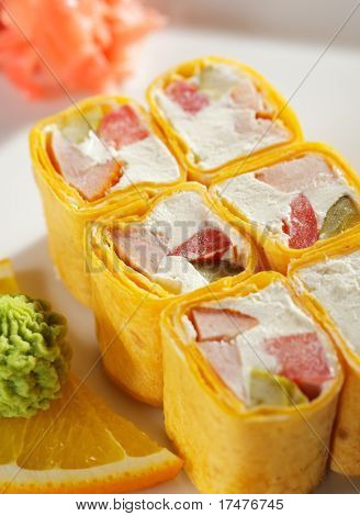 Burrito Maki Sushi - Roll lavet af røget kyllingebryst, flødeost, Lage (agurk) og tomat 