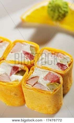 Burrito Maki Sushi - Roll lavet af røget kyllingebryst, flødeost, Lage (agurk) og tomat 